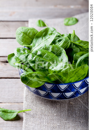 图库照片: baby spinach in a blue ceramic bowl