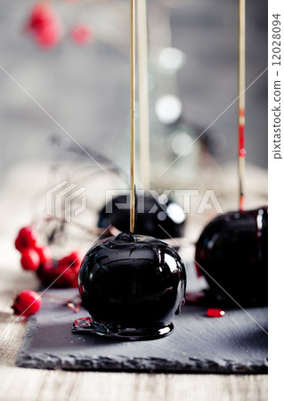 Halloween black and red caramelized apples 12028094