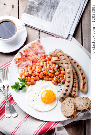 Fried egg with beans, bacon and grilled sausages 12028095