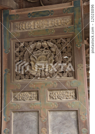 在Zuisenji寺門的門的裝飾雕塑 在Zuisenji寺門的門的裝飾雕塑 12028896