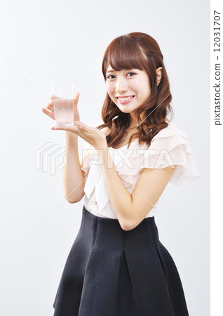 一個女人喝水 12031707