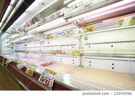 Super shelf that became empty after the earthquake 12034566