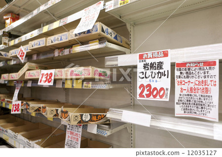 Super shelf that became empty after the earthquake 12035127