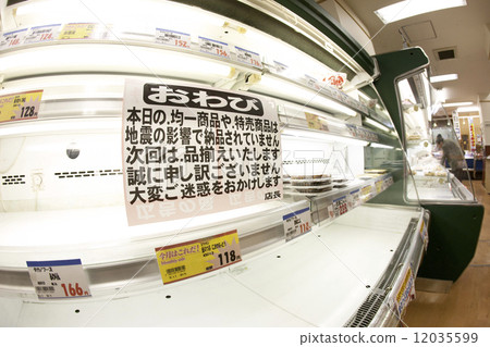 Super shelf that became empty after the earthquake 12035599