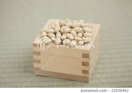 Tatami and roasted soybeans 12036462