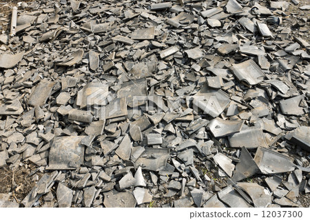 分散的屋頂瓦片 分散的屋頂瓦片 12037300