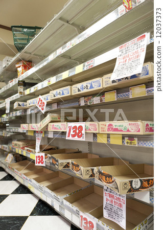 Super shelf that became empty after the earthquake 12037373