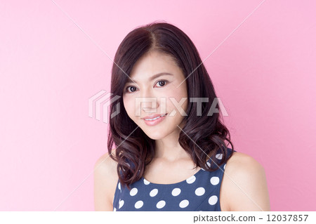 Middle women Middle women 12037857