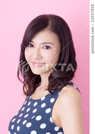 Middle women Middle women 12037858