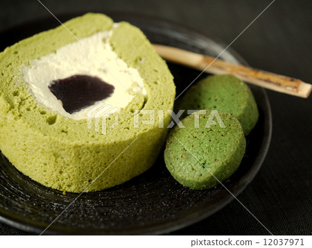 Rice cream roll and Matcha cookie 12037971