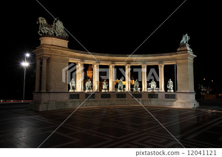 Heroes's Square 12041121