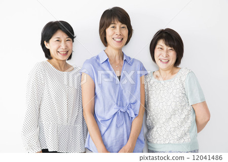 Middle female 3 people 12041486