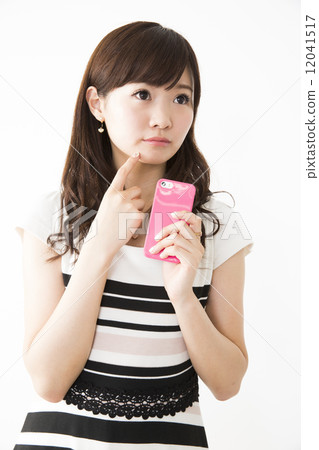 一個操作智能手機的年輕女子 12041517