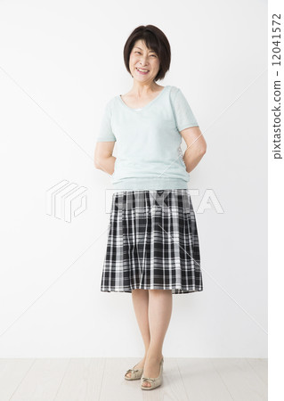 中年女性 12041572