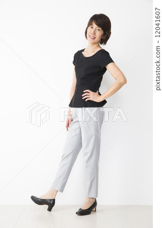 Middle-aged female 12041607