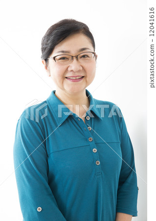 Middle-aged female 12041616