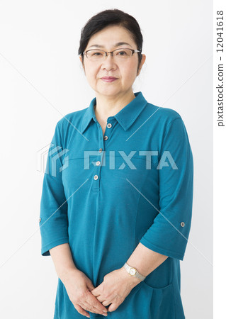 Middle-aged female 12041618