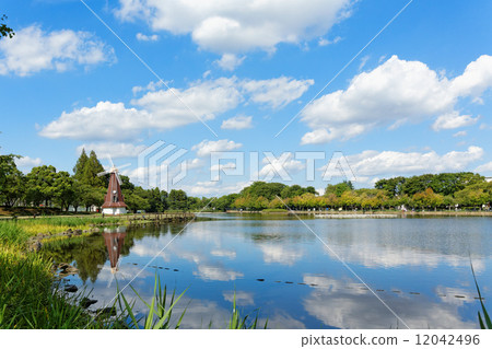藍色的天空傳播的Ukima公園的風車和湖面反射的風景 12042496