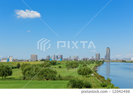 The Tokyo Metropolitan Golf Course where the blue sky spreads and the skyscrapers of Motoko Kawaguchi The Tokyo Metropolitan Golf Course where the blue sky spreads and the skyscrapers of Motoko Kawaguchi 12042498