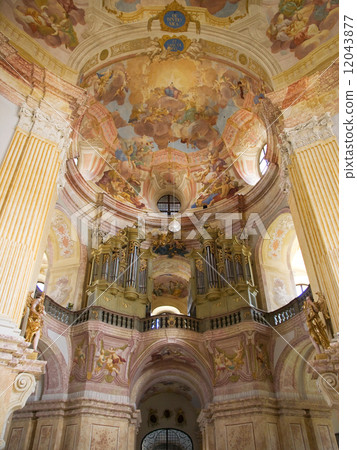 Barogue interior of church 12043877