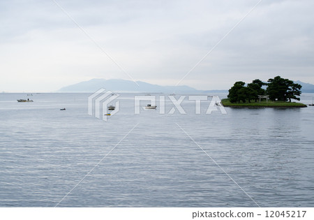 真治湖表面的淡水蛤fishing捕魚風景 真治湖表面的淡水蛤fishing捕魚風景 12045217