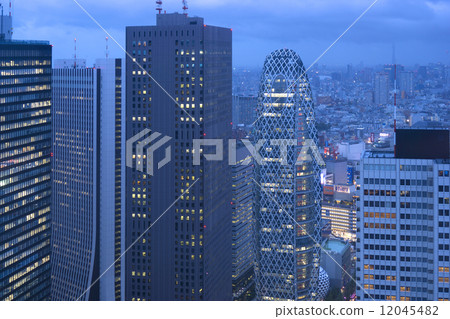 [Tokyo city scenery] Shinjuku skyscraper shining in the light of Twilight's building and the whole skyline view toward Tokyo Sky Tree 390 12045482