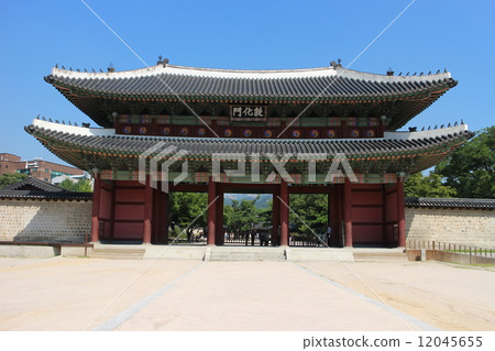 Akitoku Shrine entrance 12045655