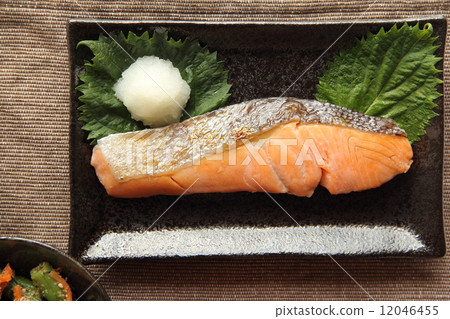 Salt-grilled silver salmon 12046455
