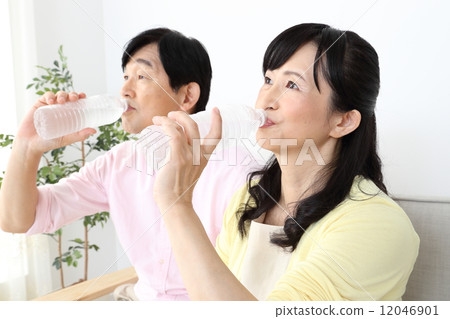 A couple doing hydration 12046901