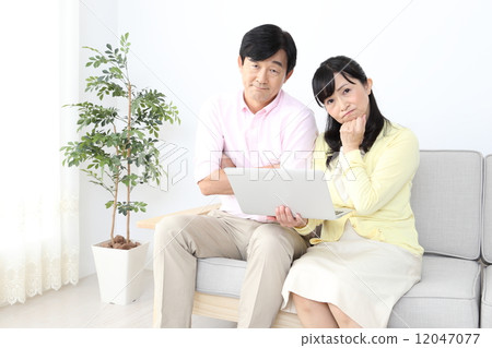 Personal computer and couple (troubled face) Personal computer and couple (troubled face) 12047077