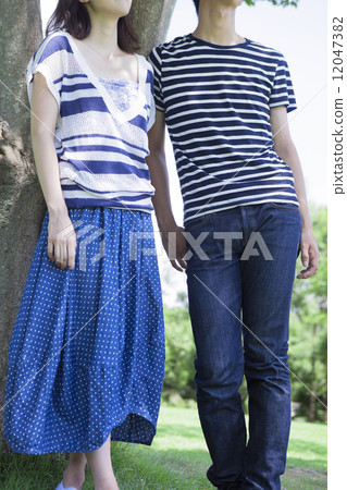 Relaxing young couple 12047382