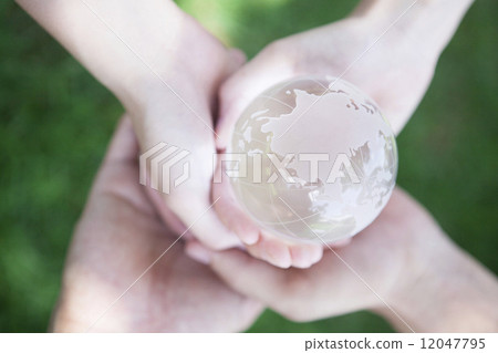 Hand holding the earth 12047795