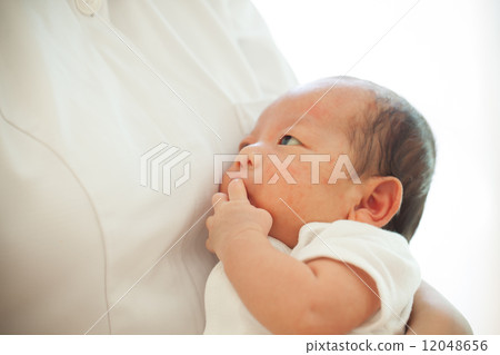 1個月大的寶寶 1個月大的寶寶 12048656