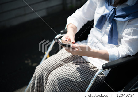 坐輪椅的婦女 12049754