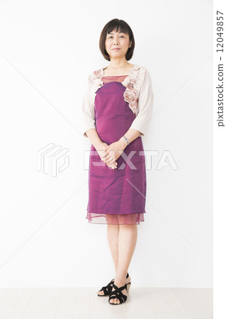 Middle-aged female Middle-aged female 12049857