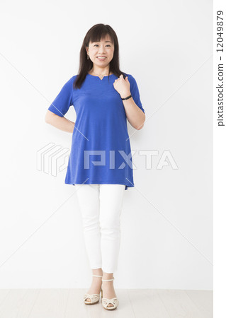 Middle-aged female Middle-aged female 12049879