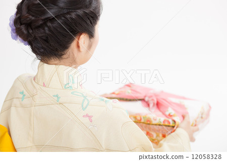 A woman's clothes wearing a kimonon that presents a gift 12058328