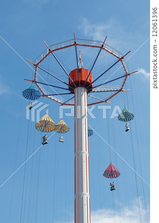 amusement park  12061396