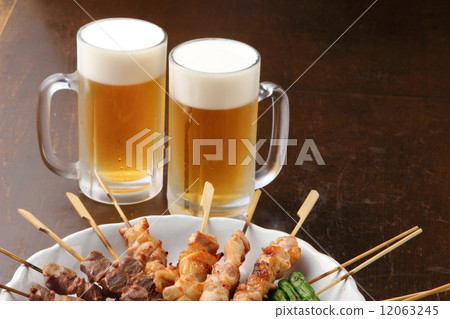 烤雞肉串和啤酒 12063245