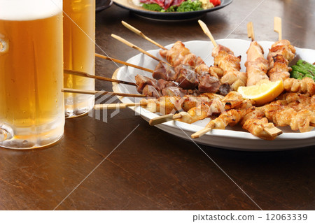  烤雞肉串和啤酒 12063339