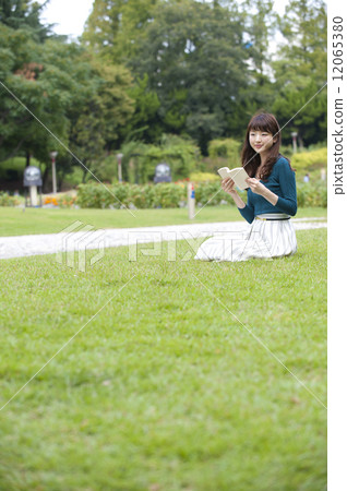 一個女人在公園裡讀書 12065380