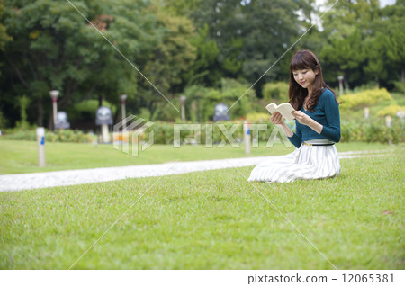 一個女人在公園裡讀書 一個女人在公園裡讀書 12065381