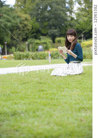 一個女人在公園裡讀書 一個女人在公園裡讀書 12065382
