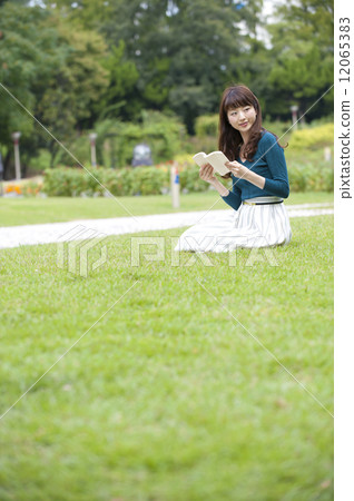 一個女人在公園裡讀書 一個女人在公園裡讀書 12065383