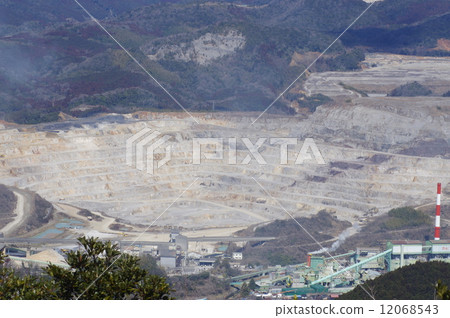 Limestone quarry 12068543