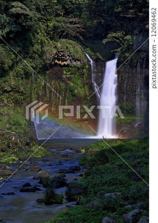 彩虹和Shiraito瀑布 12069462