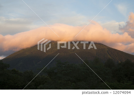 晨光的山。 12074094