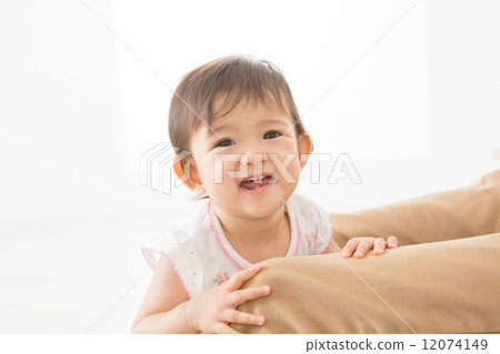 11 months old baby girls 12074149