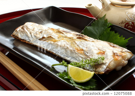 用鹽格柵烤的烤魚 用鹽格柵烤的烤魚 12075088