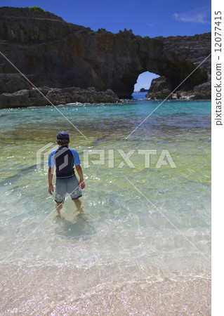 Fan pond and boy in Ogasawara South Island 12077415